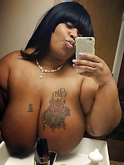 Black amateur likes a nude selfie